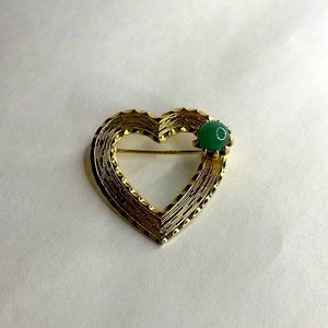 Gold heart with jade jewel pin
